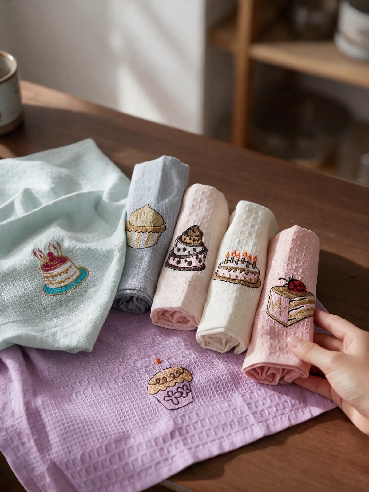 Šest pamučnih kuhinjskih krpa sa vezenim motivima kolača u pastelnim bojama