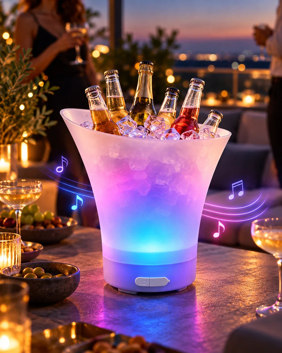 LED kibla sa Bluetooth zvučnikom u večernjem ambijentu sa flašama i ledom