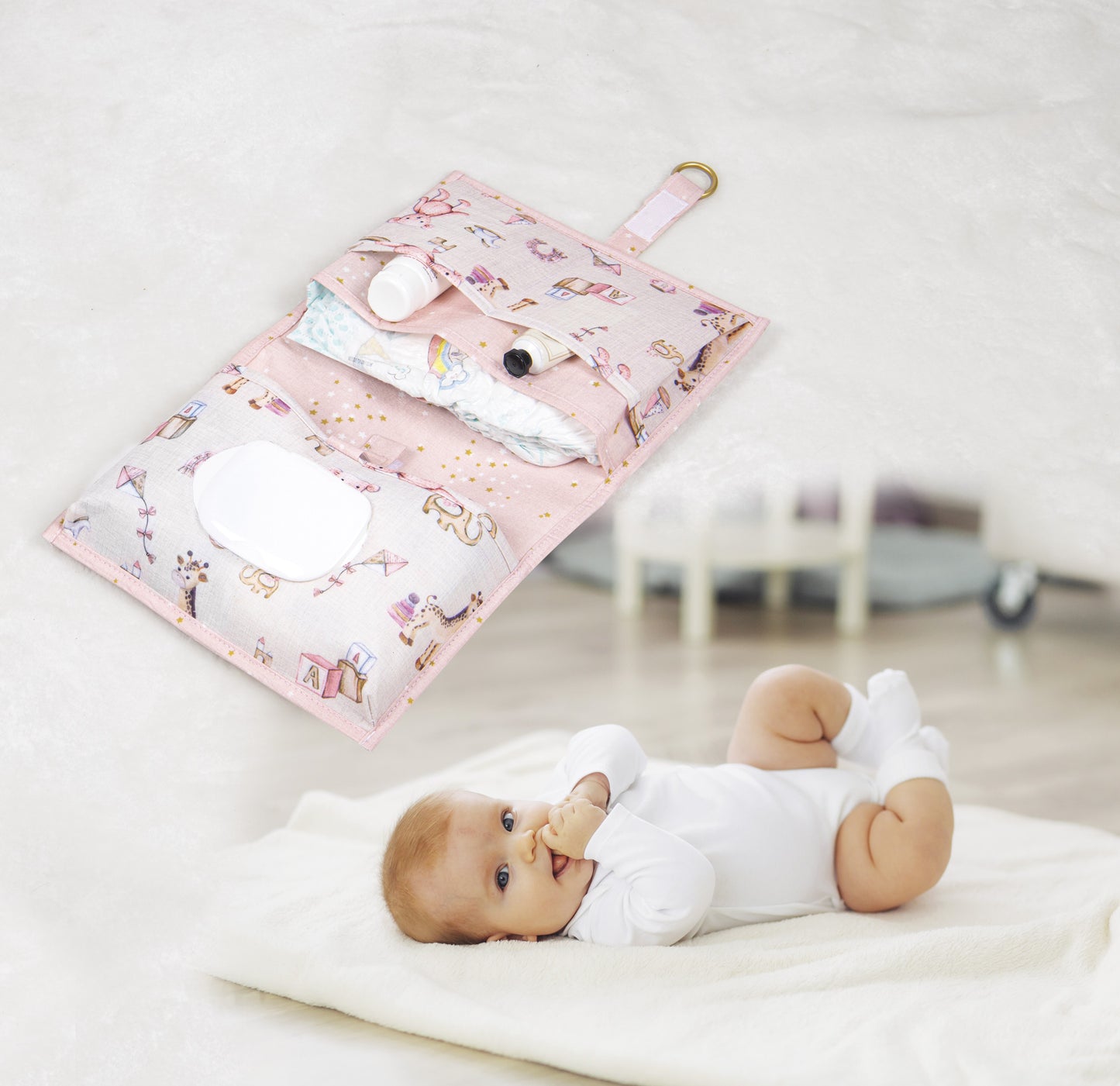 Prenosiva roze torba za pelene – praktični bebi organizer