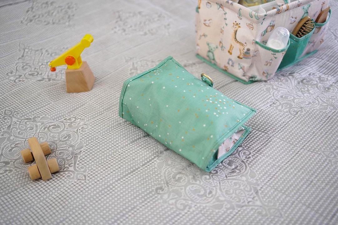 Prenosiva plava torba za pelene – praktični bebi organizer