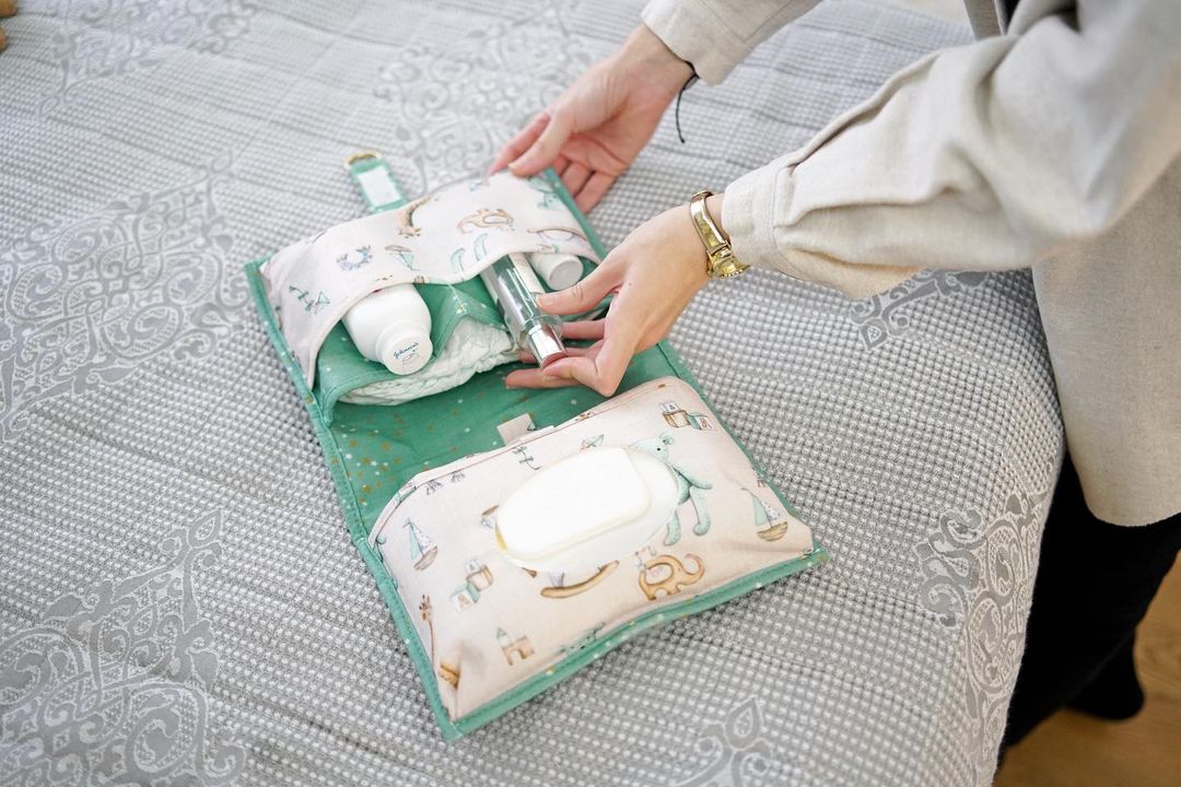 Prenosiva plava torba za pelene – praktični bebi organizer