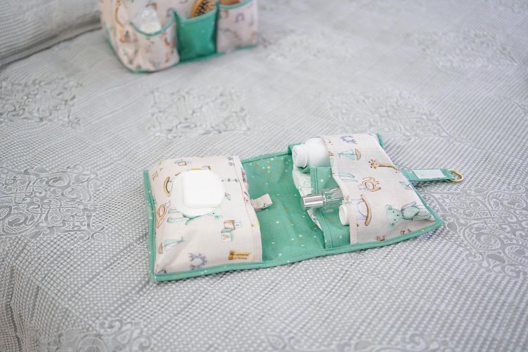 Prenosiva plava torba za pelene – praktični bebi organizer